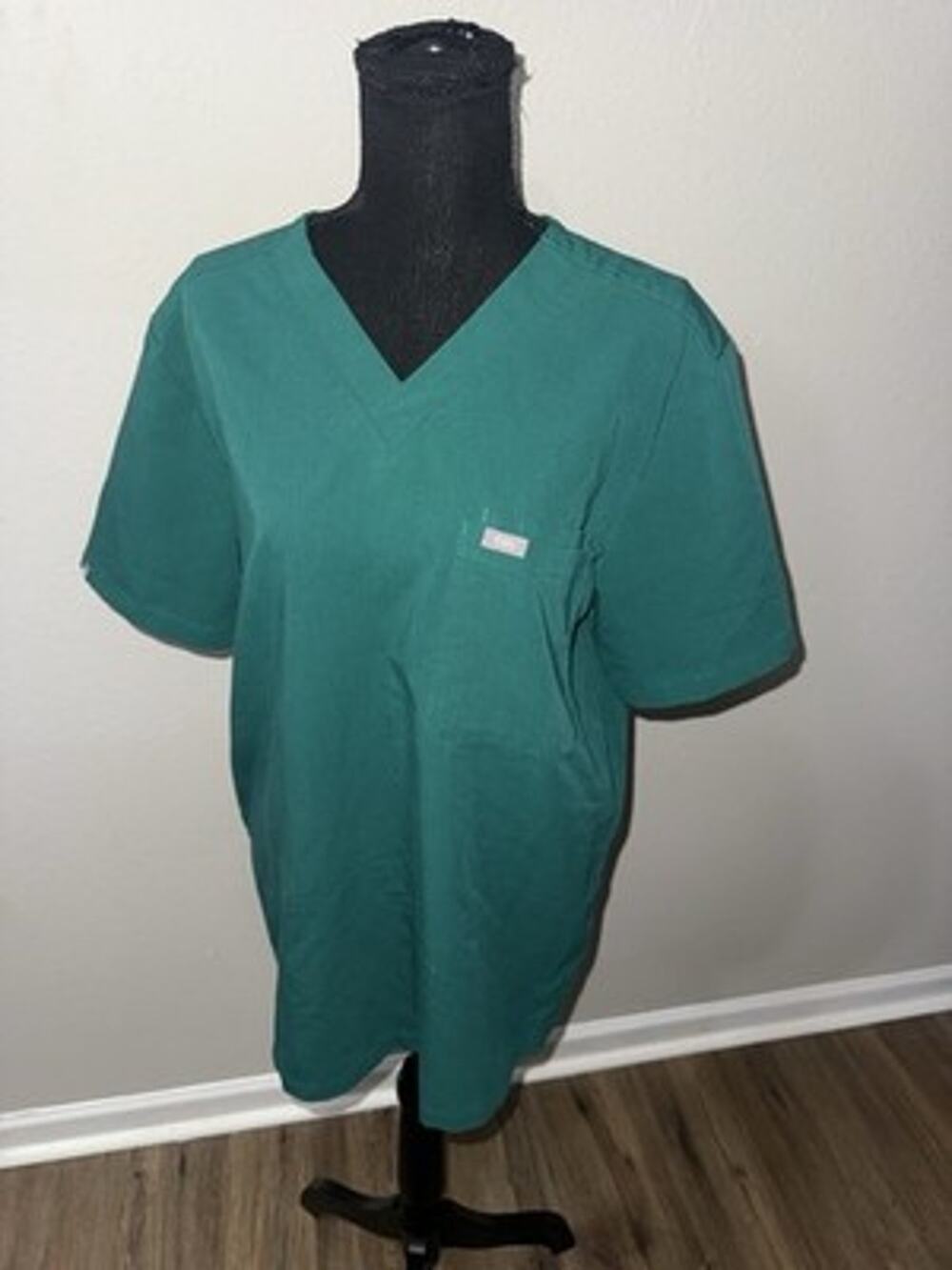FIGS Technical Collection Green V-Neck One Pocket Scrub Top Size M